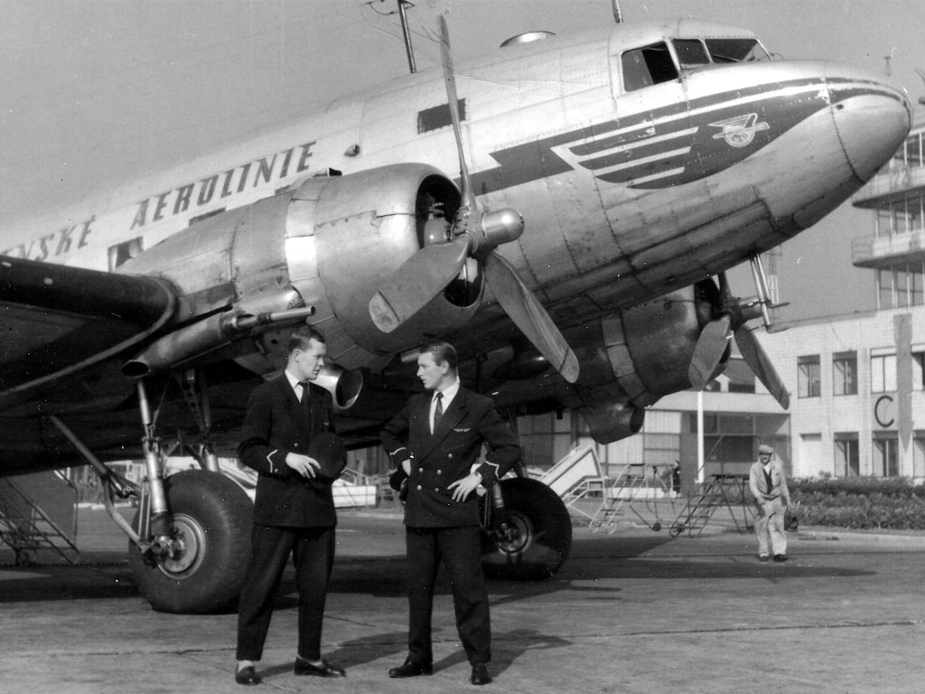 WWW.PLANES.CZ Čsa u terminálu Jih 1958.