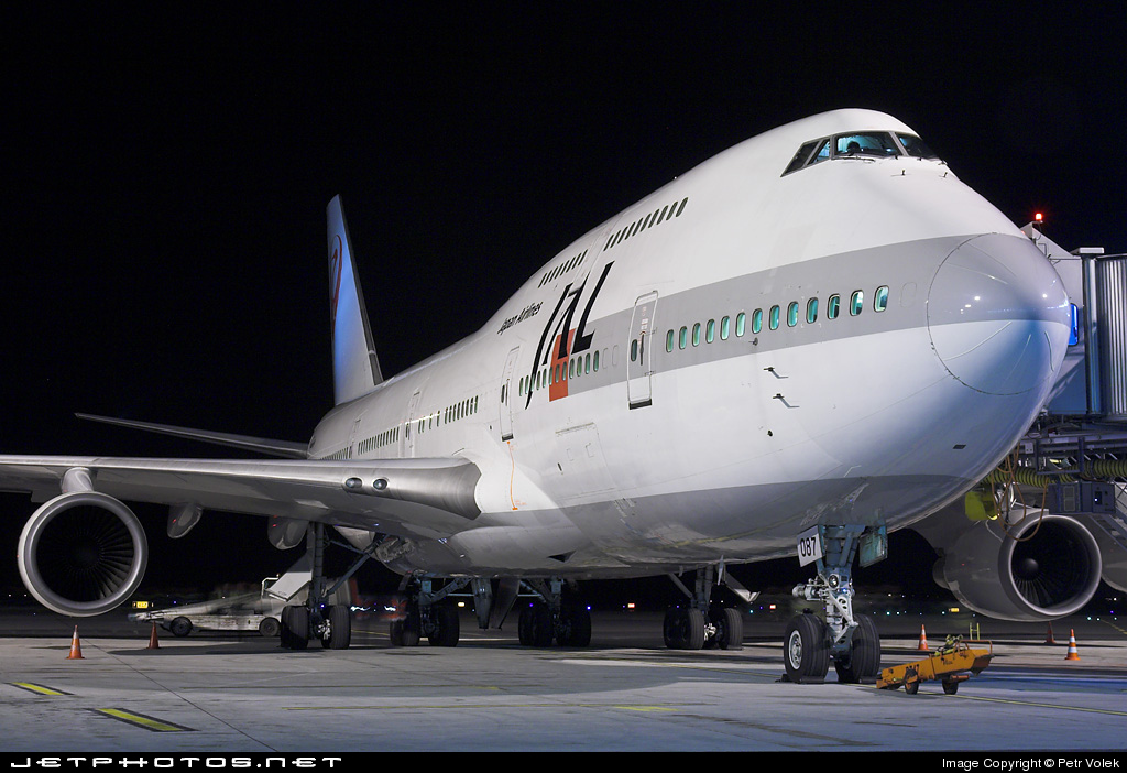 WWW.JETPHOTOS.NET Japan Airlines při nočním letu.