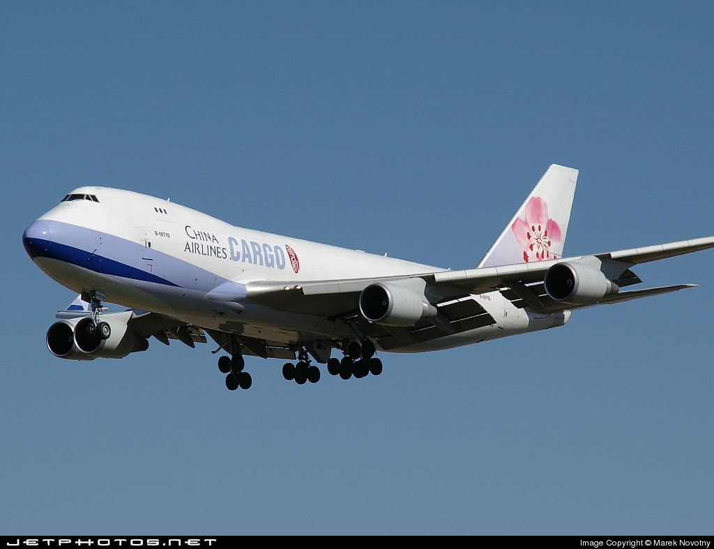 WWW.JETPHOTOS.NET China airlines klesající na dráhu 24.