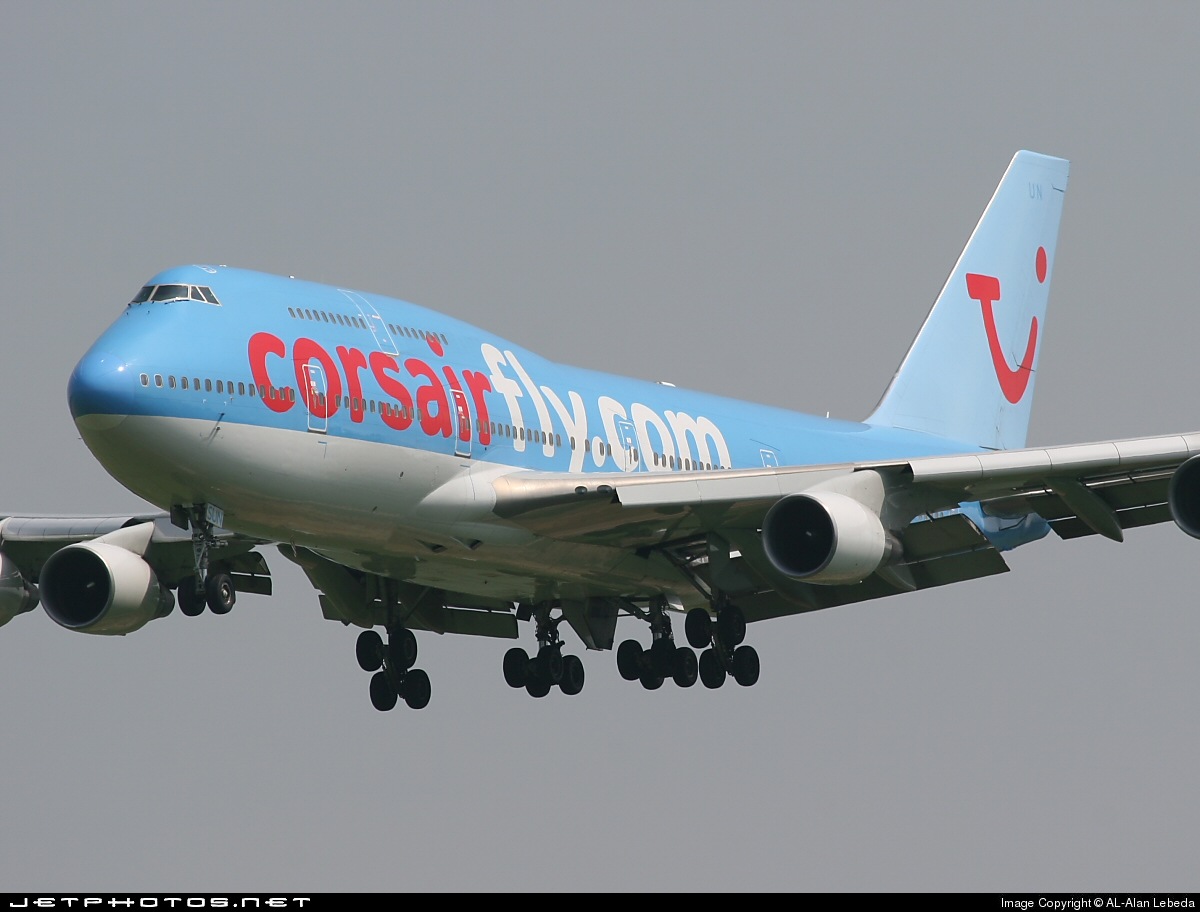 WWW.JETPHOTOS.NET Corsair klesající na dráhu 24.