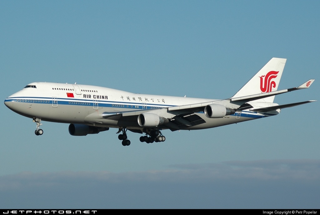 WWW.JETPHOTOS.NET Air China klesající na dráhu 24.