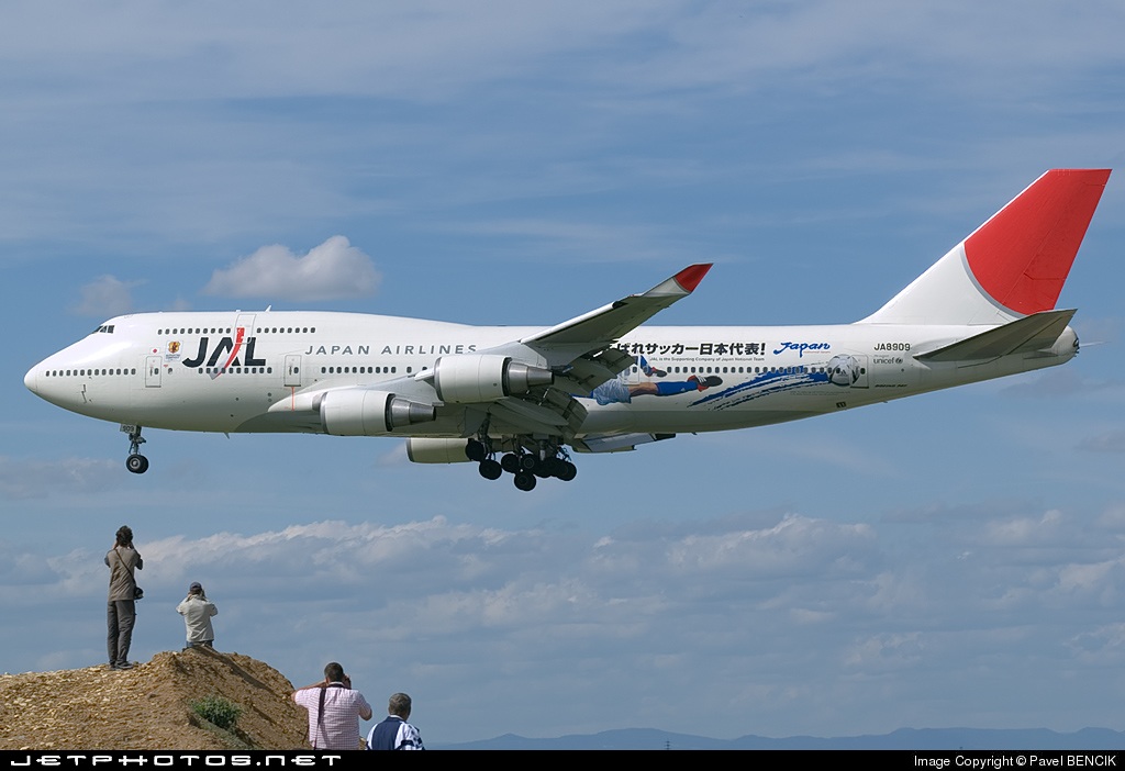 WWW.JETPHOTOS.NET Japan Airlines klesající na dráhu 24.