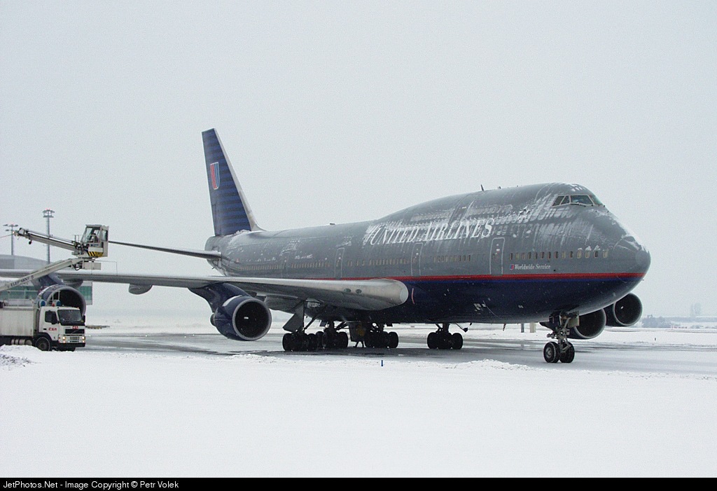 WWW.JETPHOTOS.NET Zasněžený United Airlines.