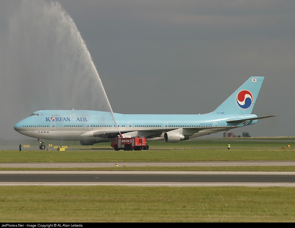 WWW.JETPHOTOS.NET Korean Air projíždějící vodní bránou.