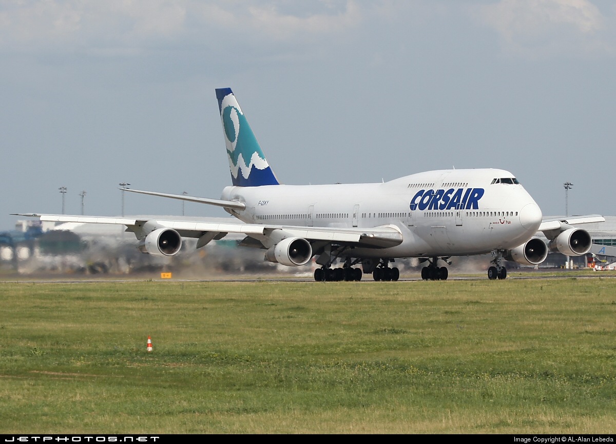 WWW.JETPHOTOS.NET Corsair startující z dráha 24.