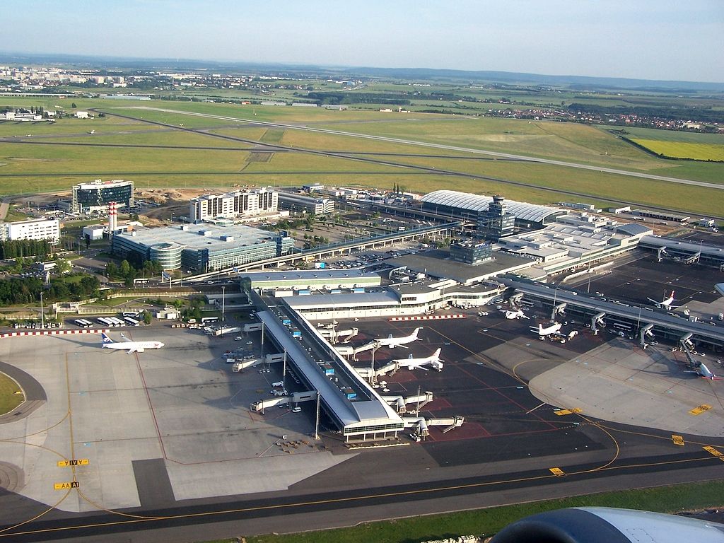 WWW.PLANES.CZ Pohled na terminál Sever při startu.
