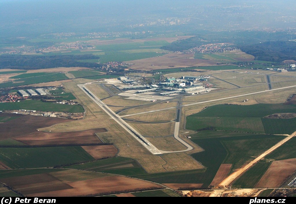 WWW.PLANES.CZ Pohled krátce po startu z dráhy 24.