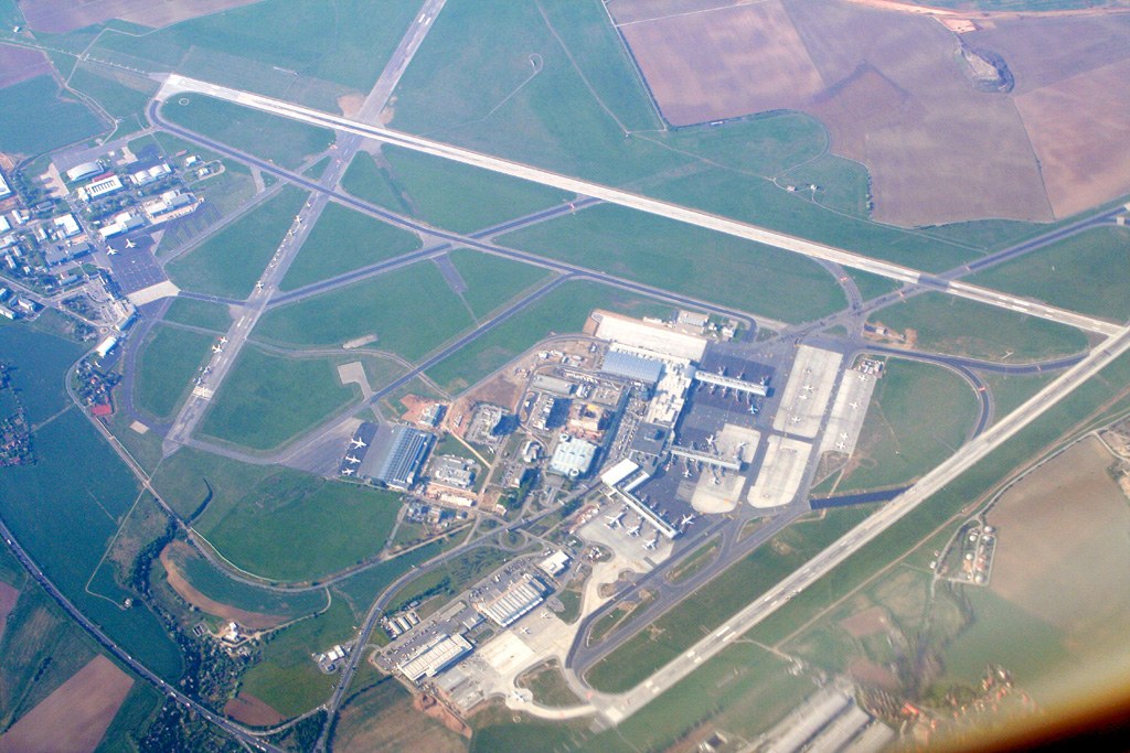 WWW.PLANES.CZ Letecký záběr na letiště Ruzyně.