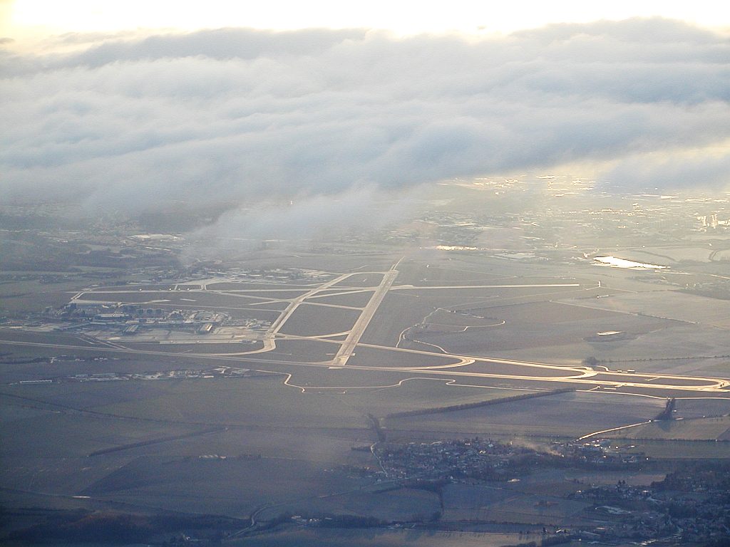 WWW.PLANES.CZ Letiště pod mrakem.