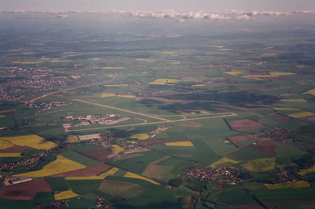 WWW.PLANES.CZ Zamračeně počasí nad letištěm.