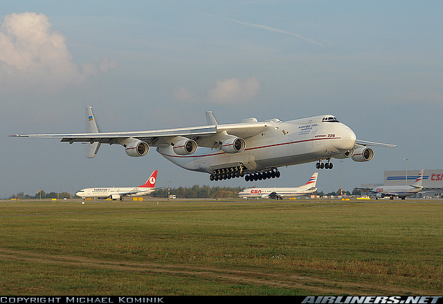 WWW.AIRLINERS.NET Antonov 225 přistává na dráze 24.