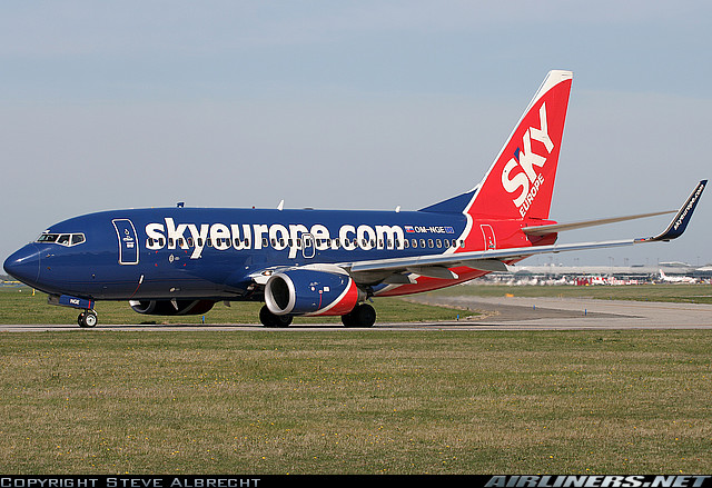 WWW.AIRLINERS.NET Přistávající Sky Europe.