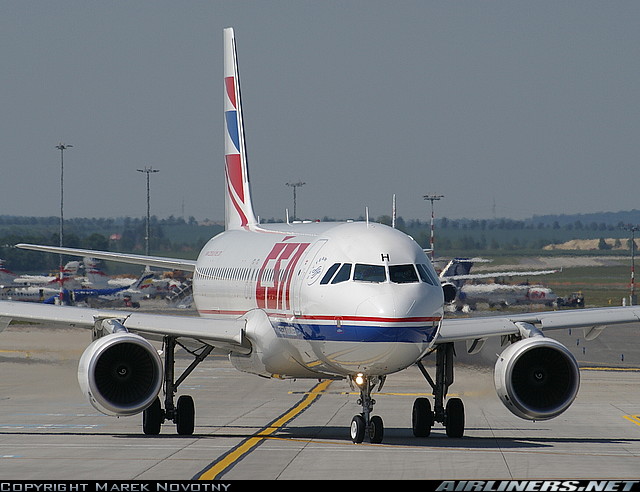 WWW.AIRLINERS.NET Čsa najíždí na dráhu 24.