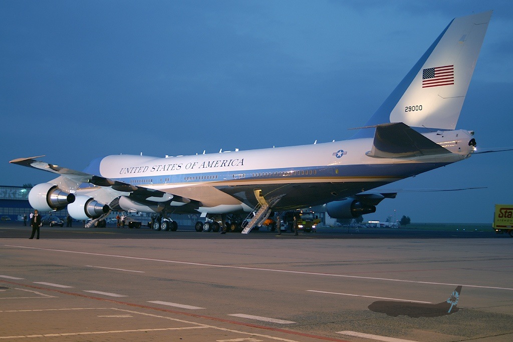WWW.PLANES.CZ Air Force One u terminálu Jih.