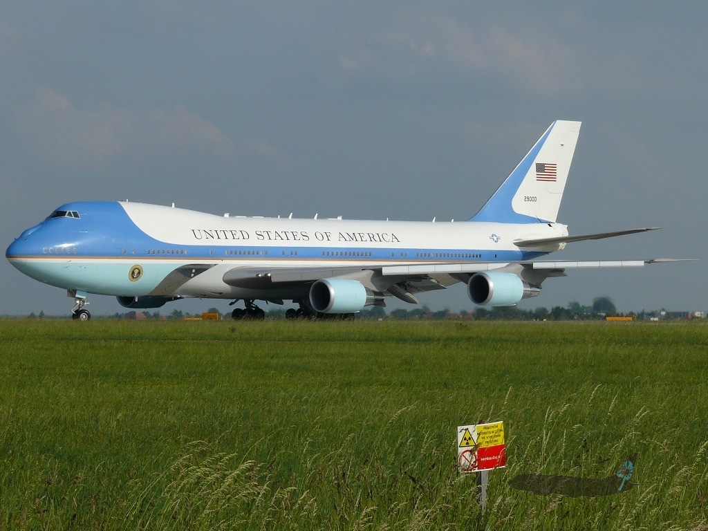 WWW.PLANES.CZ Air Force One po přistání v Praze.