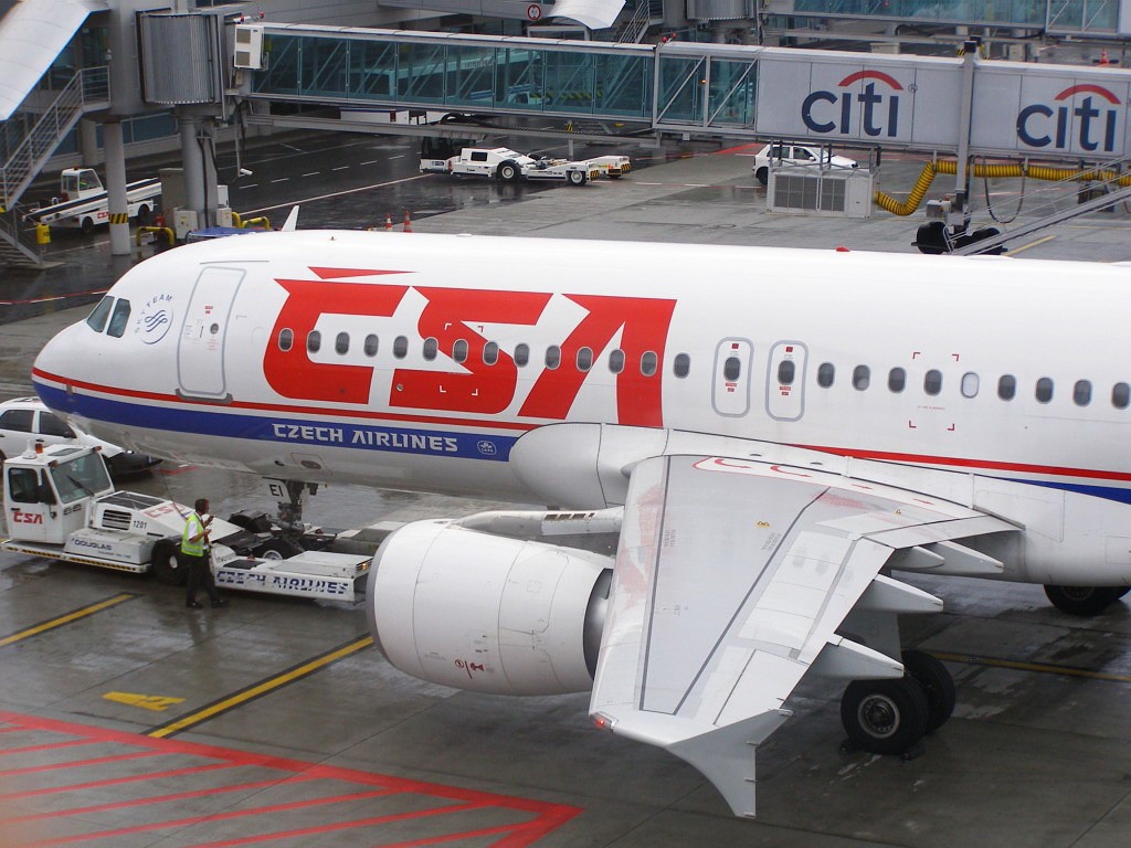 WWW.PLANES.CZ Obslužné vozítko tlačí ČSA z jeho místa.
