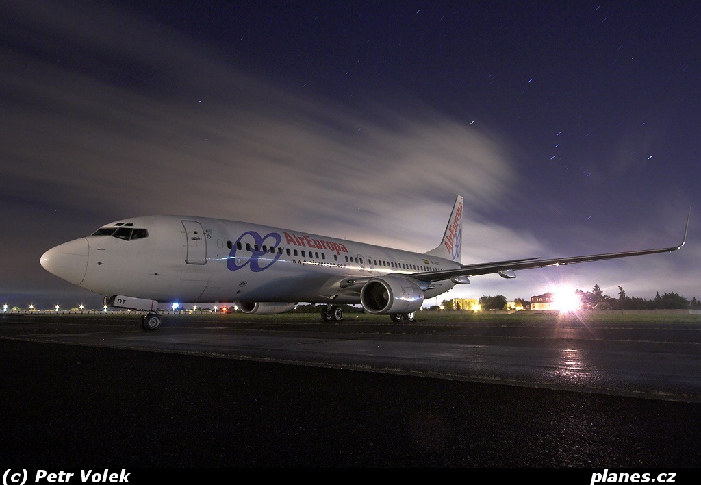 WWW.PLANES.CZ Air Europe Odstavené na dráze 22.